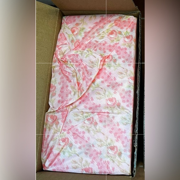 Stanley x LoveShackFancy 40 OZ Quencher Wayer Bottle in Blooming Heirloom Pink - Picture 5 of 6